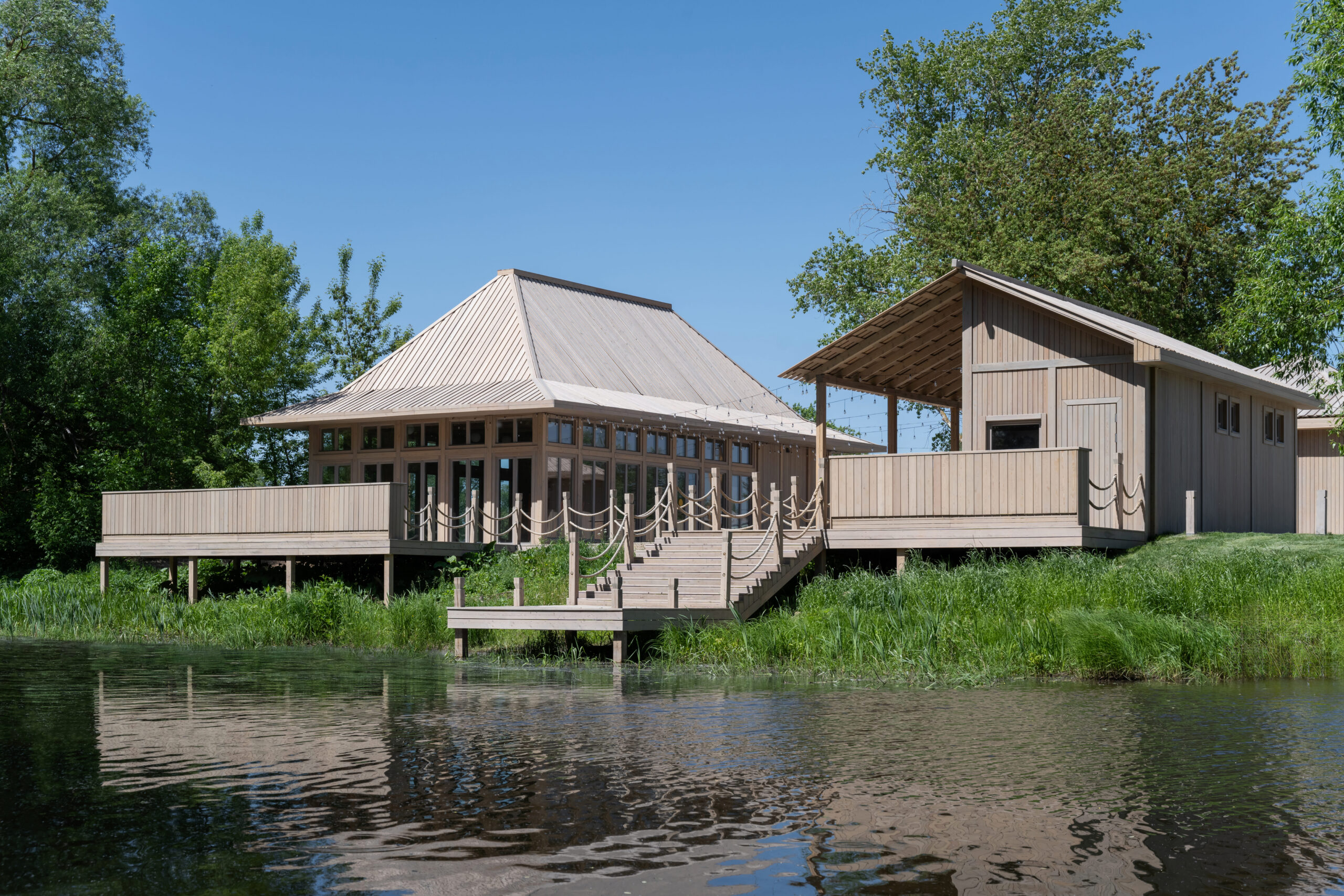 Набережная на берегу реки Коломенка