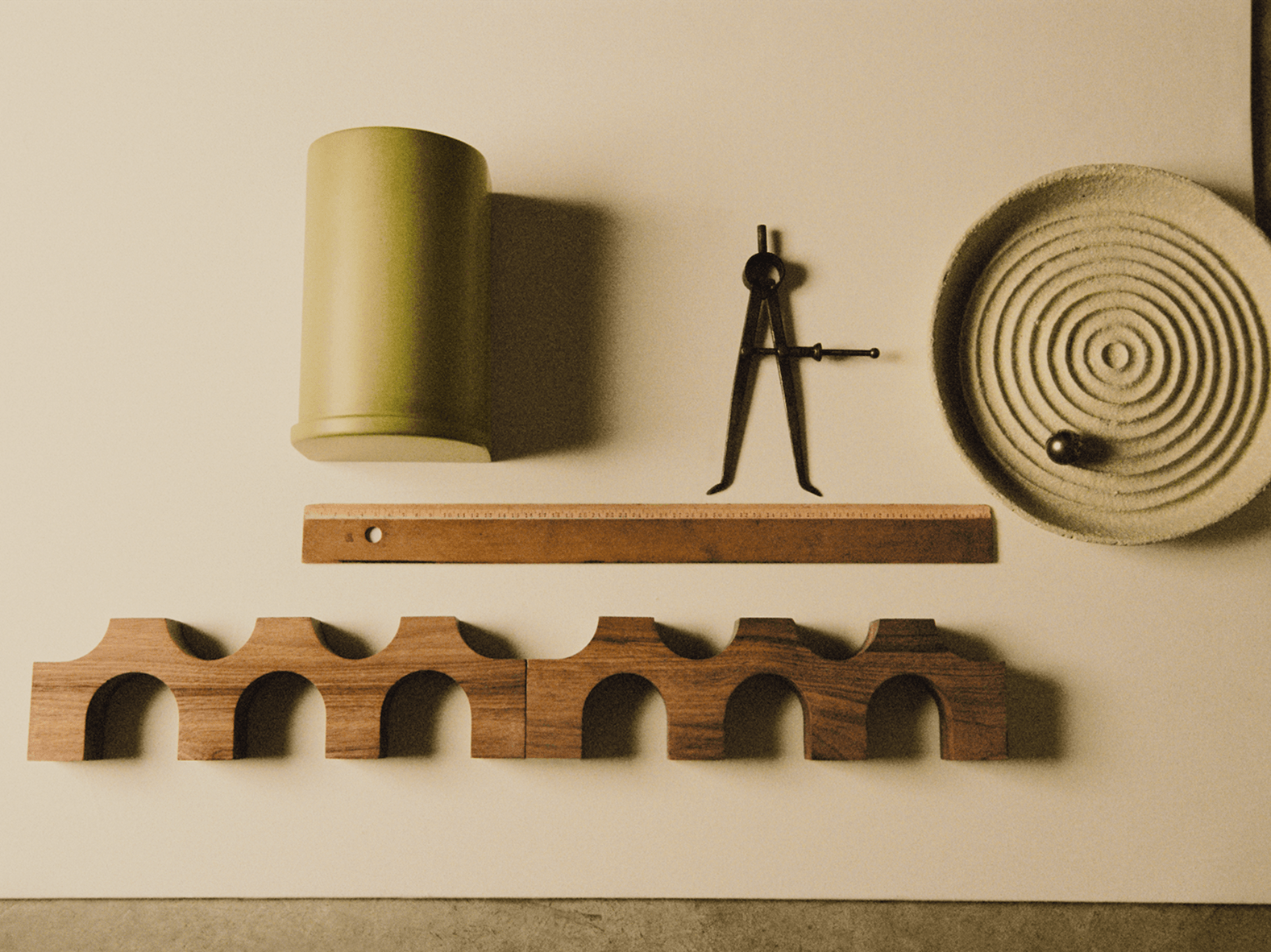 Стенд Луки Гуаданьино, оливковые коряги и розетки от Crosby Studios: изучаем проекты на Matter and Shape